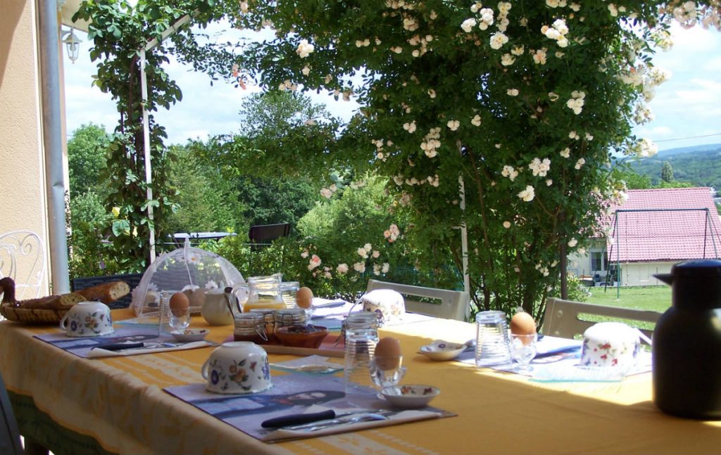 Petit Déjeuner en terrasse aux chambres d'hôtes "Aux 4 Saisons" en Ariège Pyrénées