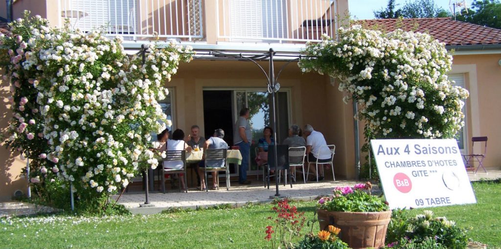 Petit déjeuner en terrasse Aux 4 saisons au printemps