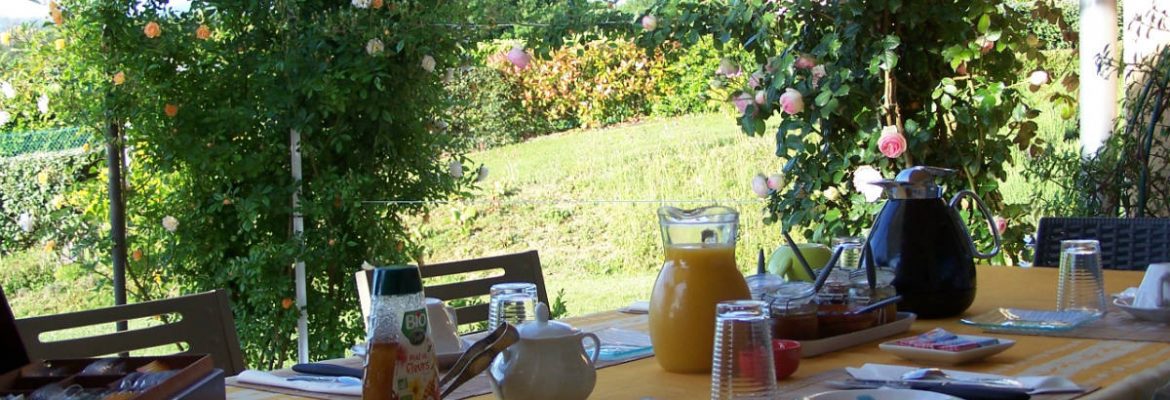 Petit déjeuner en terrasse, vue sur le jardin, "Aux 4 saisons" en Ariège Pyrénées