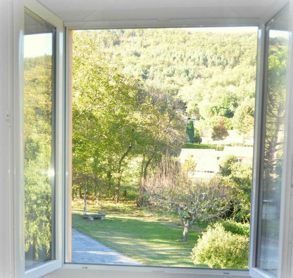 Petit gîte avec piscine en Ariège Pyrénées. Espaces verts "Aux 4 Saisons"