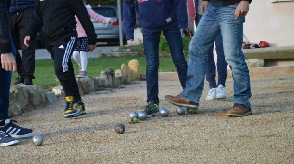 Partie de pétanque. Location grand gîte pour famille en Ariège Pyrénées