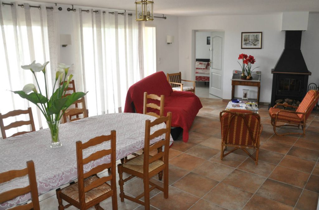 Location grand gîte en Ariège Pyrénées. Grande salle à manger pour famille