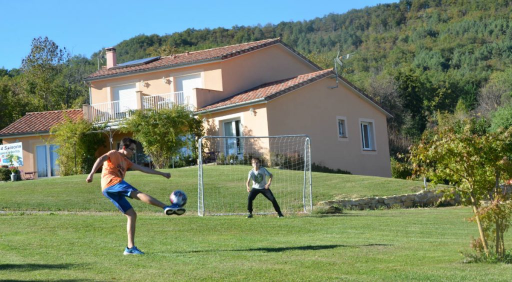 Location grand gîte avec piscine en Ariège Pyrénées, famille avec enfants