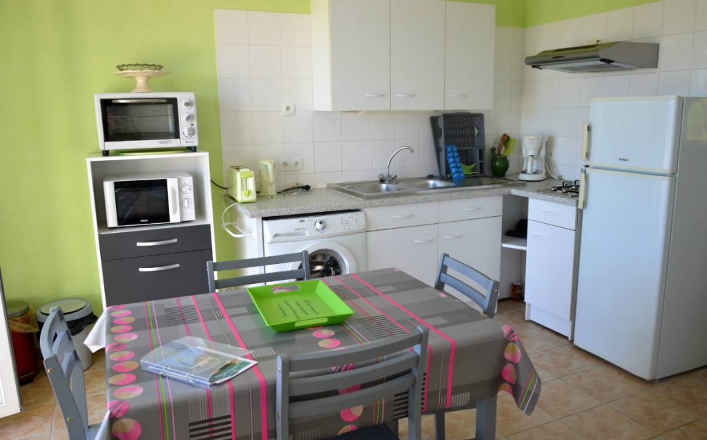 cuisine petit gîte avec piscine en Ariège Pyrénées