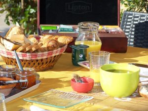 Petit déjeuner en terrasse aux chambres d'hôtes "Aux 4 Saisons" en Ariège Pyrénées