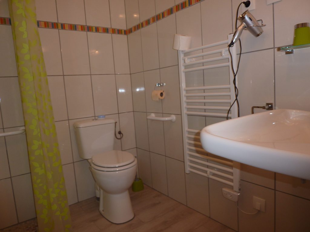 Salle de bain adaptée personne à mobilité réduite en Ariège Pyrénées, Chambres d'hôtes "Aux 4 Saisons"