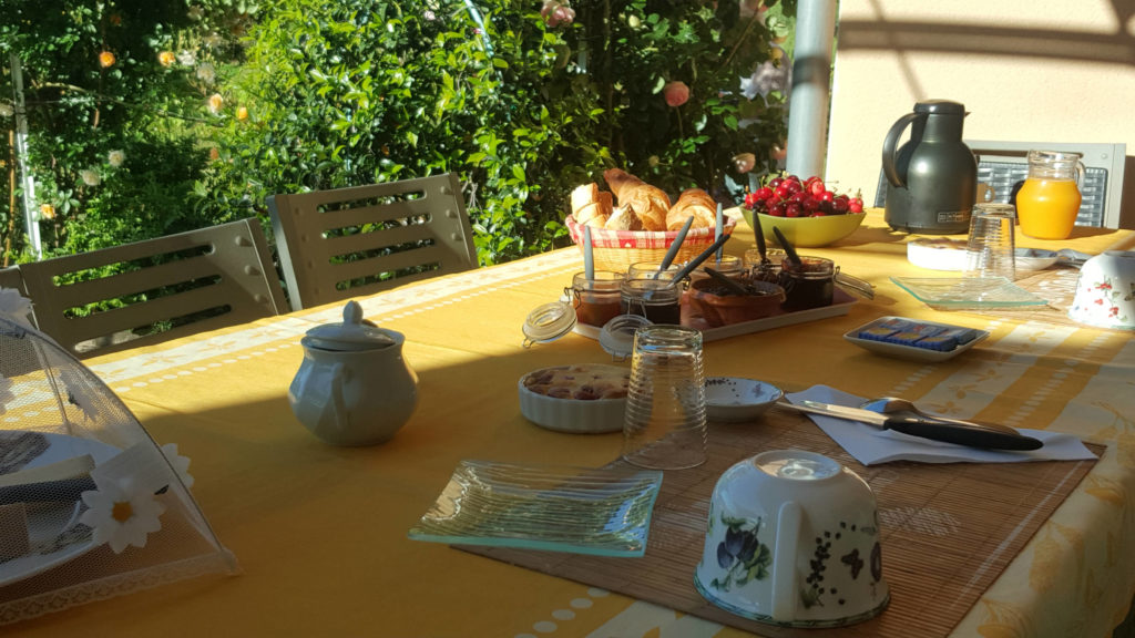 Petit-dejeuner-chambre-hote-ariege-pyrenees-cathares